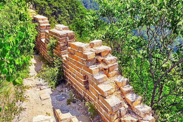 Niet gerestaureerd - niet hersteld, authentiek uitzicht op de door de tijd vernietigde Grote Muur van China, sectie "Mitianyu". Buitenwijken van Peking.