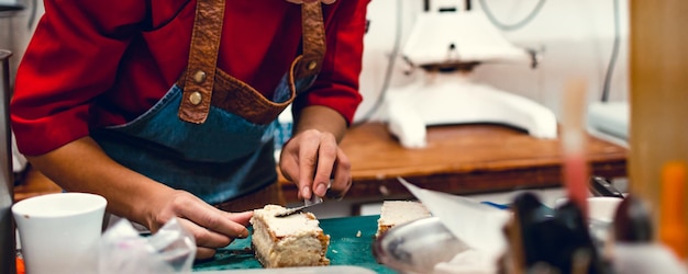 Niet herkenbare vrouw aan het werk in een bakkerij workshop