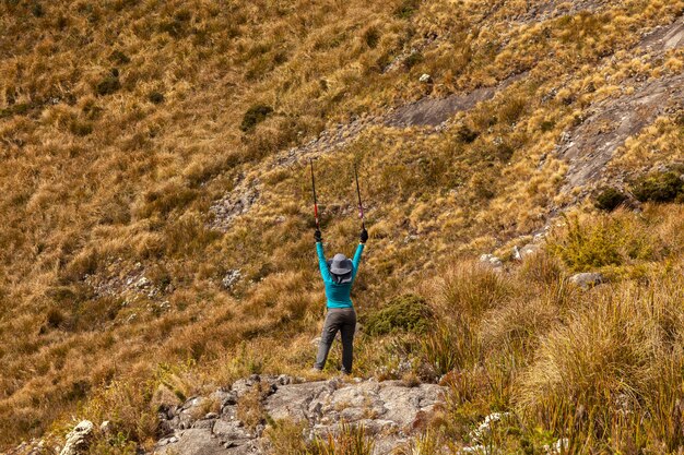 Niet-herkende mensen op berglandschap trekking wandelen bergbeklimmen