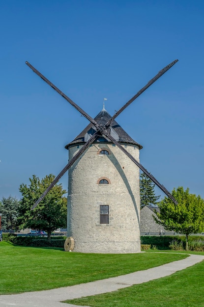 Niet meer gebruikte windmolen in een landelijk gebied van Frankrijk