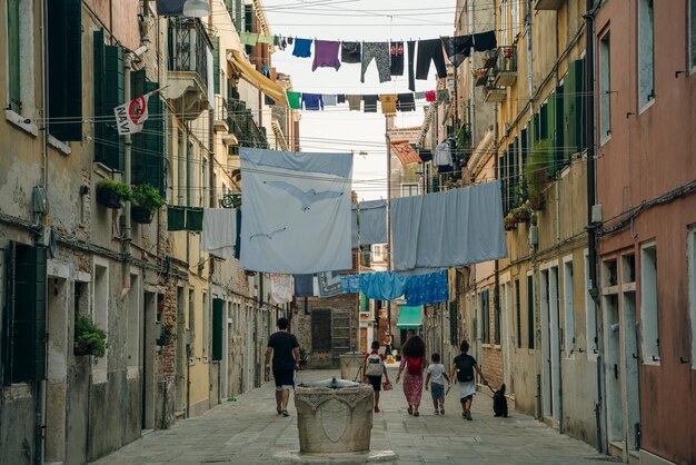 niet-touristische straat in Venetië Italië wasserette hangt over de straat