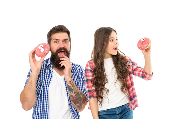 Niet zomaar een eten. Verrast gezin houdt leuke donuts vast. Ongezonde voeding of snack. Genieten van dessert eten. Bakkerij. Zoete lekkernijen. Lekkere delicatesse. Bakkerij en café. Echt geluk is goed gebakken.