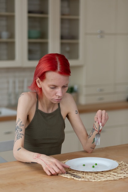 Niets eten. roodharige magere jonge vrouw die lijdt aan anorexia en niets eet