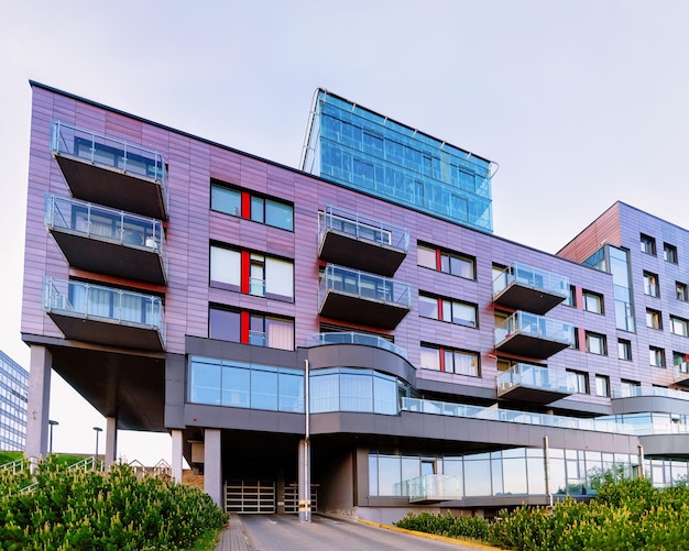 Nieuw appartement huis gebouw onroerend goed concept. Buitenfaciliteiten.