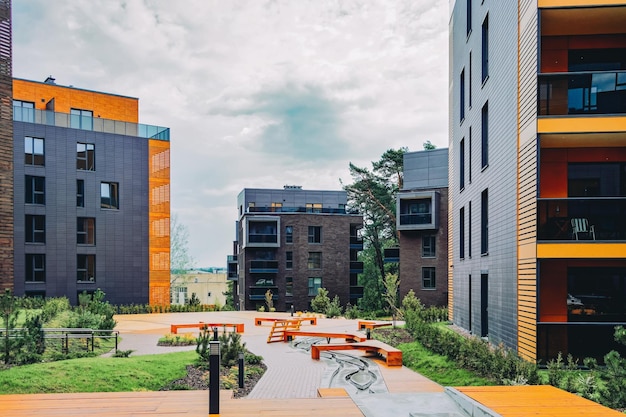 Nieuw appartement residentieel gebouw kwartaal met banken. Andere buitenfaciliteiten.