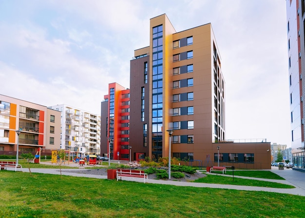 Nieuw appartementencomplex en complex concept voor woningbouw. Straat met kinderspeelplaats.