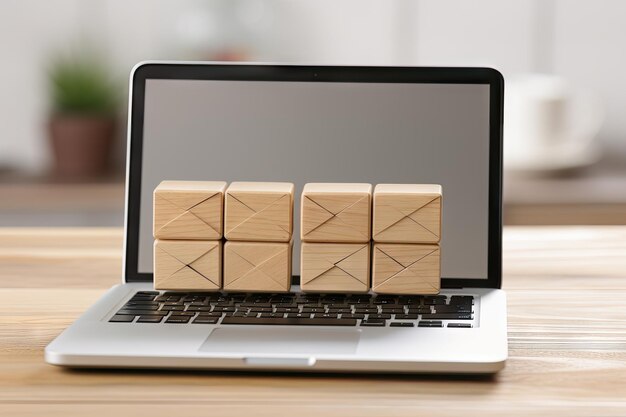 Nieuw bericht e-mailsymbool op laptop toetsenbord met houten blok