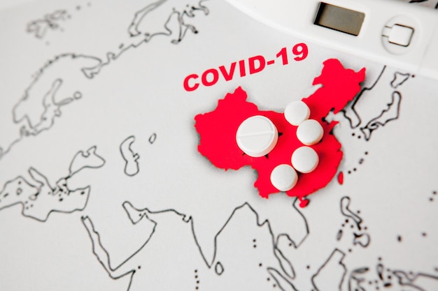 Nieuw coronavirus 2019 uit Wuhan China genaamd Covid19 Epidemie gevaar preventie Vaccin behandeling concept gezichtsmasker antibiotica pillen spuiten