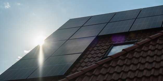 Nieuw ecologisch huis met zonnepanelen Alternatief voor conventionele energie De batterij wordt opgeladen door een zonnecel Advertentie Groene energie Duurzaam leven Hernieuwbaar