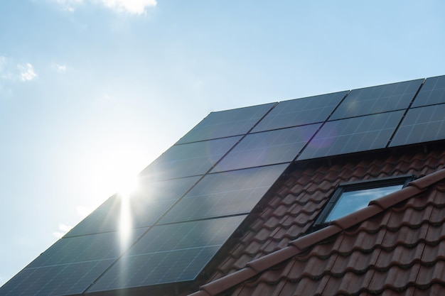 Nieuw ecologisch huis met zonnepanelen Alternatief voor conventionele energie De batterij wordt opgeladen door een zonnecel Advertentie Groene energie Duurzaam leven Hernieuwbaar