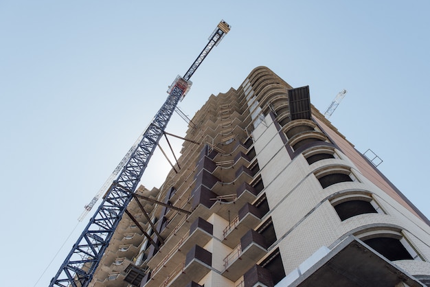 Nieuw gebouw met meerdere verdiepingen in aanbouw