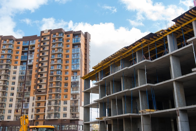 Nieuw gebouw met meerdere verdiepingen in aanbouw