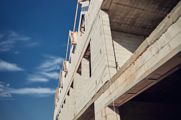 Nieuw gebouw van witte bakstenen in de maak