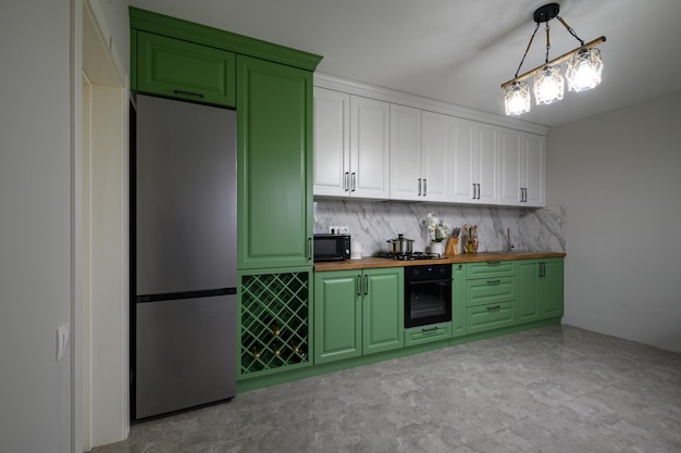 Nieuw groen modern goed ontworpen keukeninterieur
