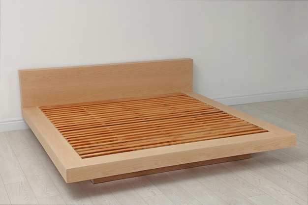Nieuw houten bedframe in lege ruimte