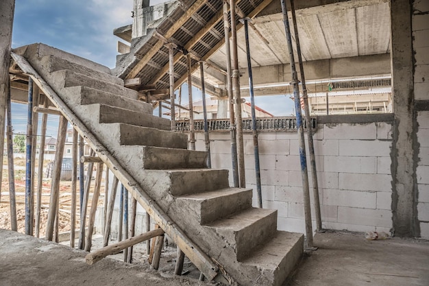 Nieuw huis bouw interieur met betonnen trap op bouwplaats