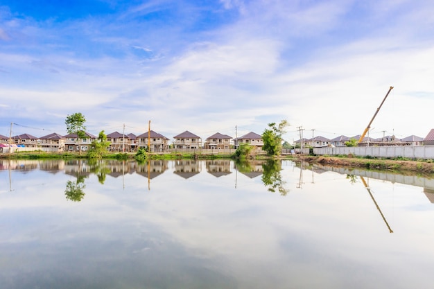 Nieuw huis bouwen op bouwplaats