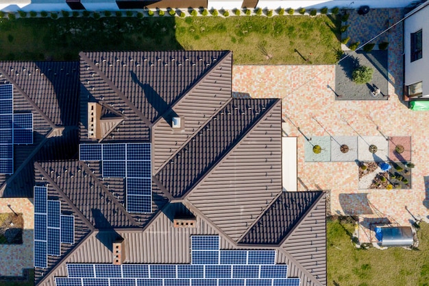 Nieuw huis met tuin en zonnepanelen op het dak