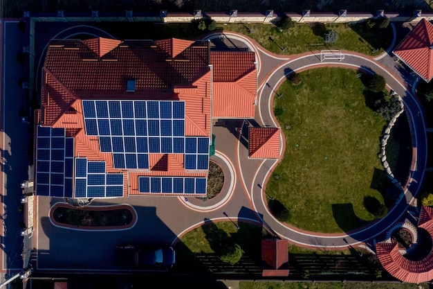 Nieuw huis met tuin en zonnepanelen op het dak.