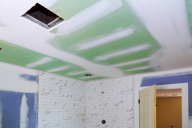 Foto nieuw in aanbouw badkamersbinnenland met drywall