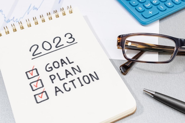 Nieuw jaar 2023 doelplan actie checklist op kladblok Financieel bedrijfsplanconcept
