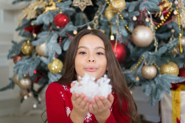 Nieuw jaar nieuwe doelen. schattig klein kindmeisje met kerstcadeau. gelukkig klein meisje viert wintervakantie. kersttijd. gelukkig nieuwjaar. levering kerstcadeaus. kerst komt eraan.