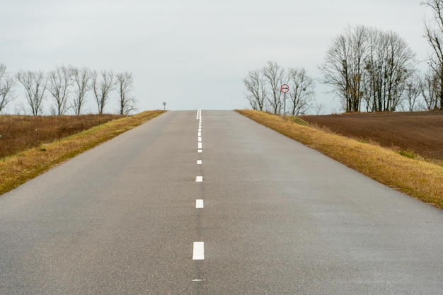 Nieuw modern asfalt in landelijke gebieden Hoogwaardige voorwaarden voor bedrijfsontwikkeling op het gebied van vrachtvervoer en logistiek