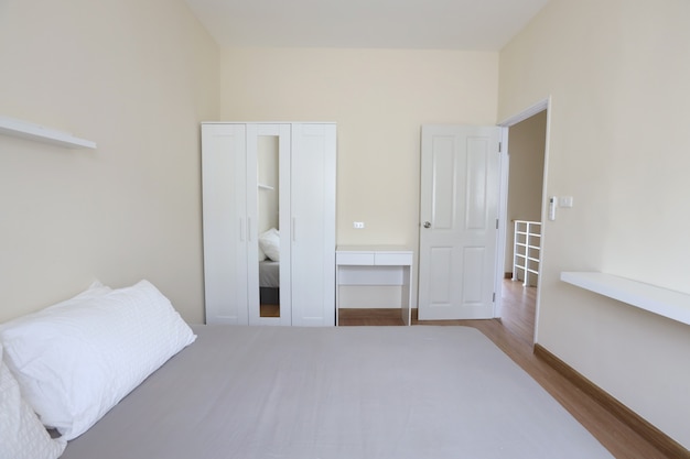 Foto nieuw modern wit bed in de slaapkamer met zacht en helder licht