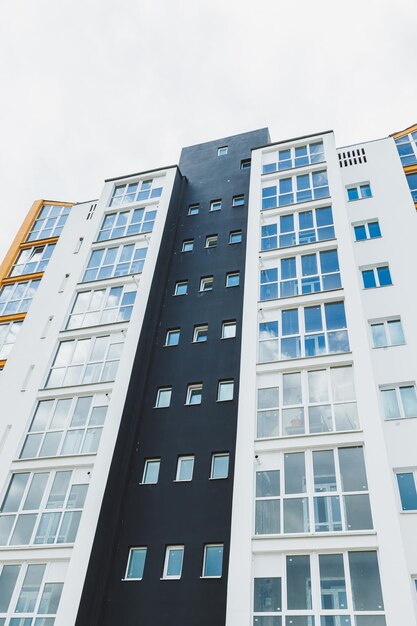 Nieuw modern woongebouw met meerdere verdiepingen Kunststof ramen in een nieuw appartement Appartement met een balkon