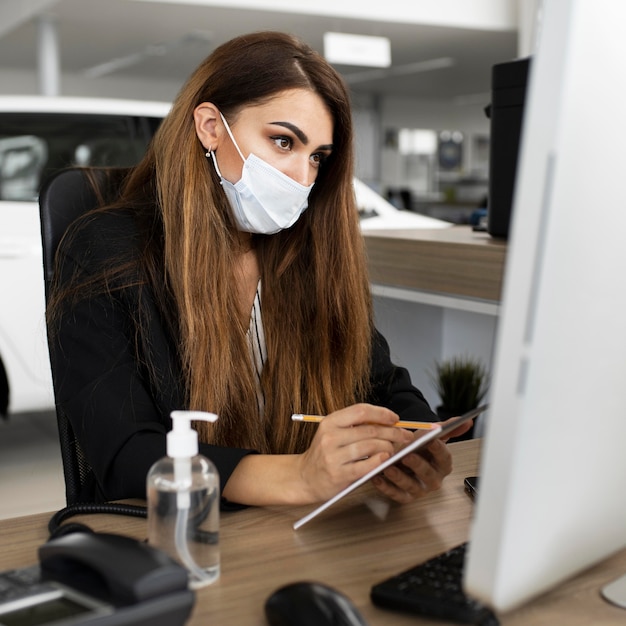 Nieuw normaal op kantoor met gezichtsmasker