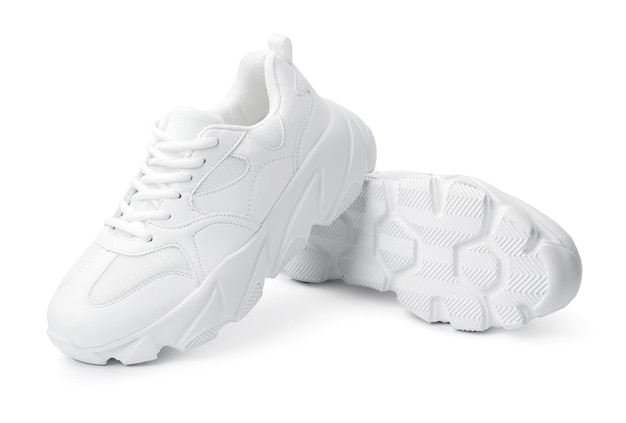 Nieuw paar witte sneakers geïsoleerd op wit