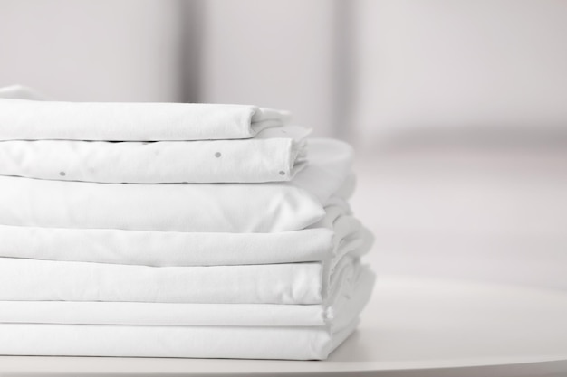 Nieuw schoon gevouwen beddengoed op tafel binnen Ruimte voor tekst