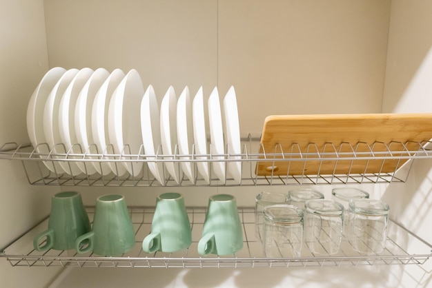 Nieuw servies, witte keramische borden en turquoise theekopjes. Keuken interieur.