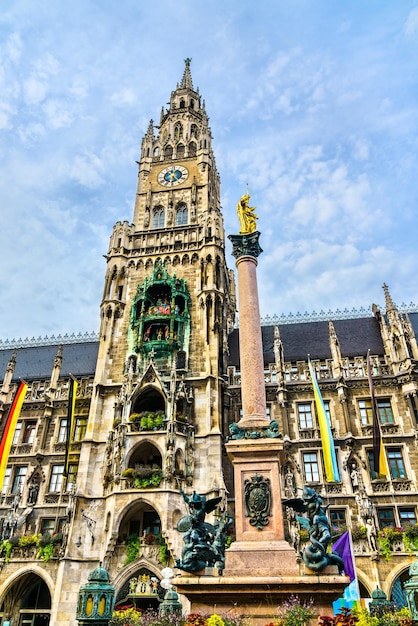 Nieuw stadhuis en Maria-kolom op de marienplatz in München, Duitsland