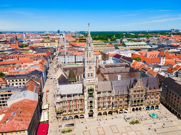 Foto nieuw stadhuis panoramisch uitzicht vanuit de lucht nieuw stadhuis of neues rathaus bevindt zich op de marienplatz of st. mary plein een centraal plein in het centrum van münchen duitsland