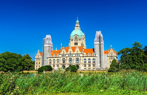 Nieuw stadhuis van Hannover met een meer in Neder-Saksen Duitsland