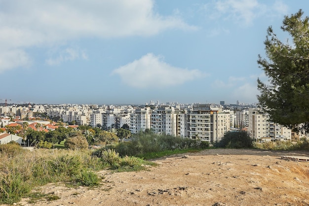 Nieuw stedelijk gebied en bouw van nieuwe woningen naast het stadspark