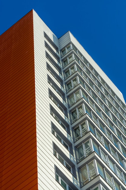 Nieuw wit high-rise woningbouw met meerdere verdiepingen