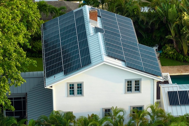 Nieuw woonhuis in de VS met dak bedekt met zonnepanelen voor het produceren van schone ecologische elektriciteit in een buitenwijk van het platteland Concept van investeren in autonoom huis voor energiebesparing