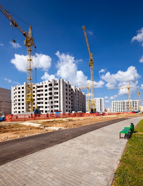 Nieuwbouw - bouw van het nieuwe huis in het nieuwe gebied in de stad.