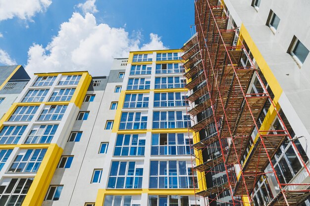 Nieuwbouw onafgewerkt woongebouw met meerdere verdiepingen Modern woongebouw Woningvoorraad Gebouw tegen de hemel