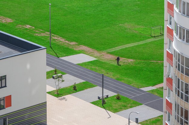 Nieuwbouw van de binnenplaats, de gemeentelijke diensten voor het schoonmaken van het gazon. luchtfoto.