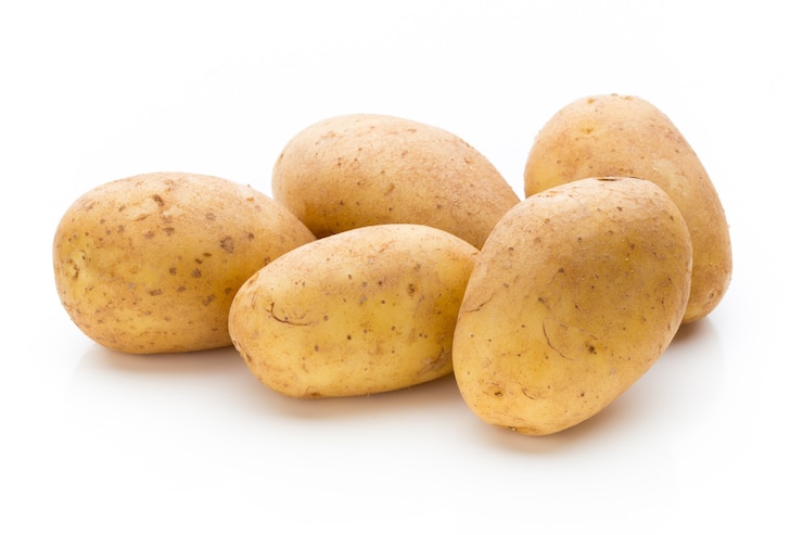 Foto nieuwe aardappel geïsoleerd op de witte achtergrond.