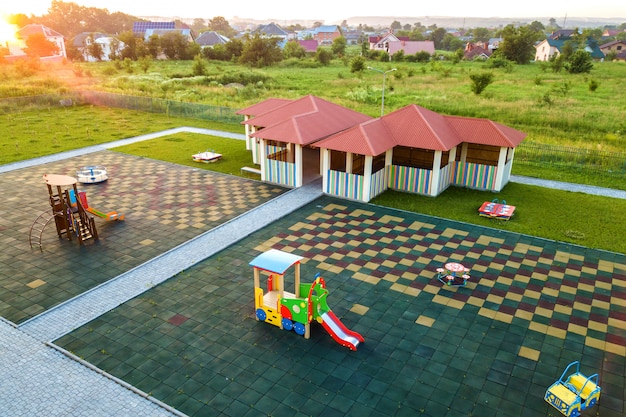 Nieuwe alkoof in de kleuterschool speeltuin.