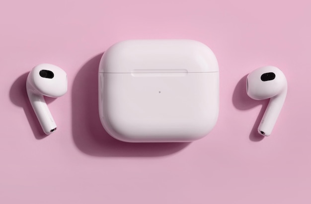 Nieuwe Apple AirPods 3 op roze gekleurde achtergrond