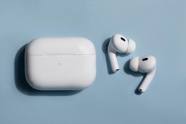 Nieuwe Apple AirPods Pro 2 op blauwe achtergrondkleur