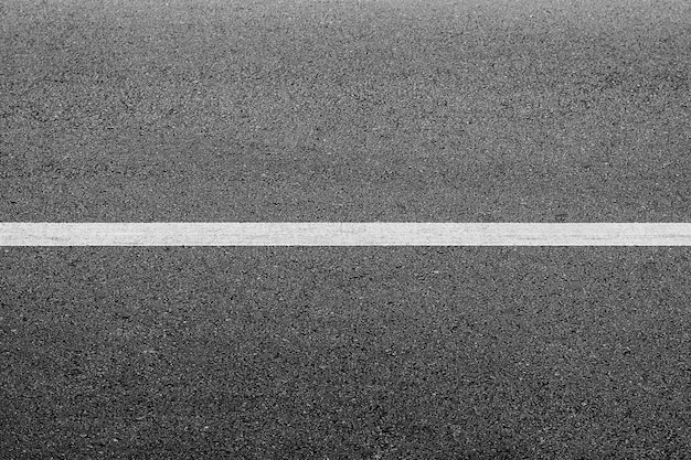 Nieuwe asfalttextuur met witte gestormde lijn