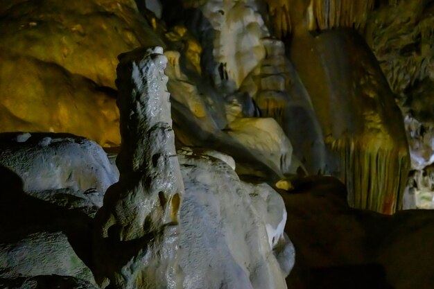 Nieuwe Athos grot met stalactieten en stalagmieten in Abchazië De enorme ondergrondse grot