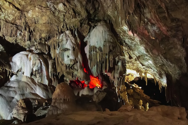 Nieuwe athos-grot met stalactieten en stalagmieten in abchazië