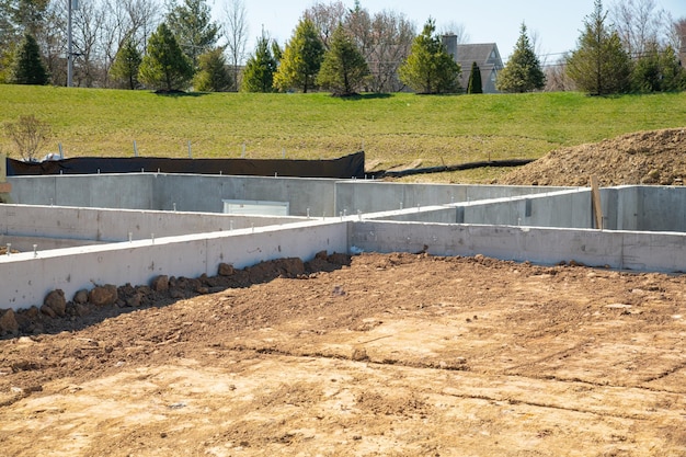 Nieuwe betonnen fundering voor huis